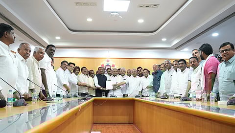 ಸಾಮಾಜಿಕ ಆರ್ಥಿಕ, ಶೈಕ್ಷಣಿಕ ಸಮೀಕ್ಷೆಯನ್ನು ಅಂಗೀಕಾರ ಮಾಡಿ, ಜಾರಿಗೆ ತರಬೇಕೆಂದು ಒತ್ತಾಯಿಸಿ ಸಿಎಂಗೆ ಮನವಿ ಸಲ್ಲಿಸಿದ ಶಾಸಕರು