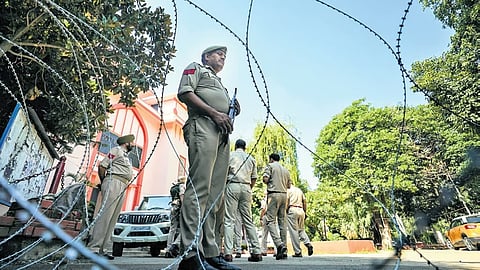 ಜಮ್ಮು-ಕಾಶ್ಮೀರದಲ್ಲಿ ಬಿಗಿ ಭದ್ರತೆ ನಿಯೋಜನೆಗೊಂಡಿರುವುದು.