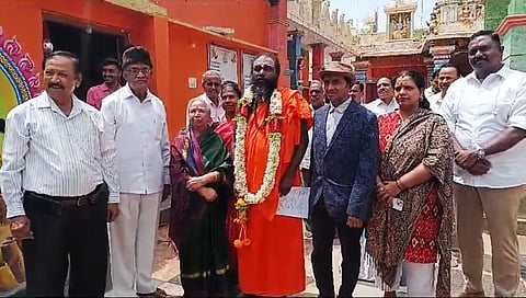ಸ್ವಾಮಿಜಿಯೊಂದಿಗೆ ಪಿಬಿ ಓಸ್ವಾಲ್ ಜೈನ್