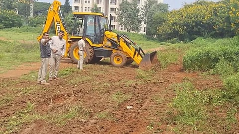 ಭೂಮಿ ವಶಕ್ಕೆ ಪಡೆಯುತ್ತಿರುವ ಅರಣ್ಯ ಇಲಾಖೆ.
