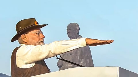 ಗುಜರಾತ್ ನ ಕೆವಾಡಿಯಾದಲ್ಲಿ ಸರ್ದಾರ್ ವಲ್ಲಭಭಾಯಿ ಪಟೇಲ್ ಅವರ ಜನ್ಮದಿನದ ಸಂದರ್ಭದಲ್ಲಿ ಏಕತಾ ಪ್ರತಿಮೆಯಲ್ಲಿ ಏಕತಾ ದಿವಸ್ ಪರೇಡ್ನಲ್ಲಿ ಪ್ರಧಾನ ಮಂತ್ರಿ ನರೇಂದ್ರ ಮೋದಿ ಅವರು ಏಕತಾ ಪ್ರತಿಜ್ಞೆಯನ್ನು ಬೋಧಿಸಿದರು.