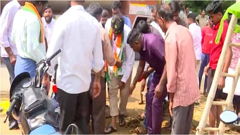 ಗಾಯಗೊಂಡ ನಿಖಿಲ್ ಅವರನ್ನು ಕಾರ್ಯಕರ್ತರು ಉಪಚರಿಸುತ್ತಿರುವುದು.