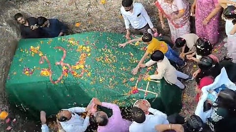 Car's burial ceremony held in Gujarat's Amreli district