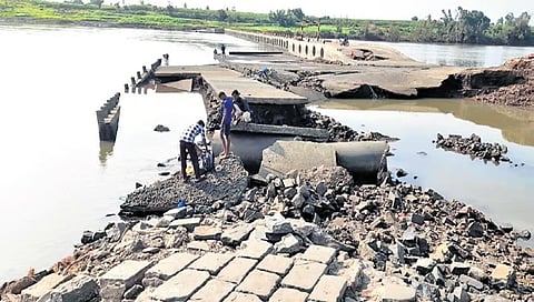 The damaged Manjari-Bavana-soundatti bridge-cum-barrage
