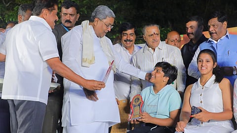 ಮಕ್ಕಳೊಂದಿಗೆ ಮಾತುಕತೆ ನಡೆಸುತ್ತಿರುವ ಸಿಎಂ ಸಿದ್ದರಾಮಯ್ಯ.