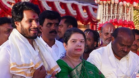 ನಿಖಿಲ್ ಕುಮಾರಸ್ವಾಮಿ-ಅನಿತಾ-ಎಚ್ ಡಿ ಕುಮಾರಸ್ವಾಮಿ