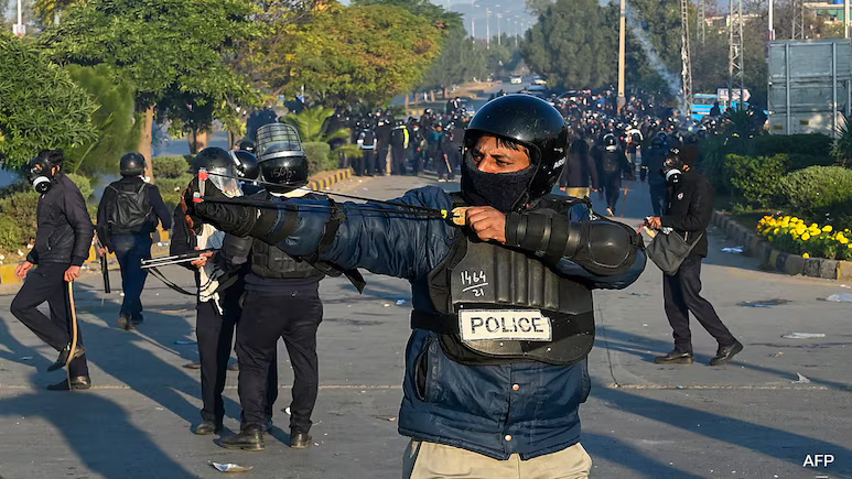 Imran Khan Supporters Clash With Cops In Pakistan