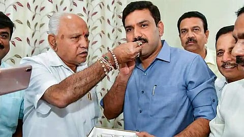 ಸಿಎಂ ಬಿಎಸ್ ವೈ ಮತ್ತು ಅವರ ಪುತ್ರ ಬಿ ವೈ ವಿಜಯೇಂದ್ರ (ಸಂಗ್ರಹ ಚಿತ್ರ)