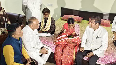 ಮೃತ ಬಾಣಂತಿಯರ ಕುಟುಂಬಸ್ಥರಿಗೆ ಸಾಂತ್ವನ ಹೇಳುತ್ತಿರುವ ಸಚಿವ ದಿನೇಶ್ ಗುಂಡೂರಾವ್.