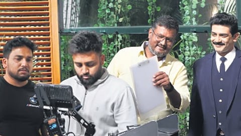 ನಿರ್ದೇಶಕ ದಿನಕರ್ ತೂಗುದೀಪ ಜೊತೆಗೆ ನಟ ರಘು ಮುಖರ್ಜಿ