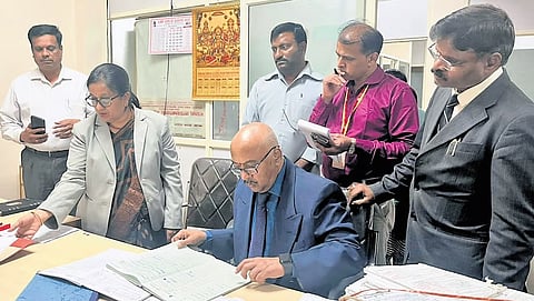 ದಾಖಲೆಗಳ ಪರಿಶೀಲಿಸುತ್ತಿರುವ ಉಪ ಲೋಕಾಯುಕ್ತ.
