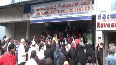 ಠಾಣೆ ಮುಂದೆ ಜಮಾಯಿಸಿರುವ ಜನರು.