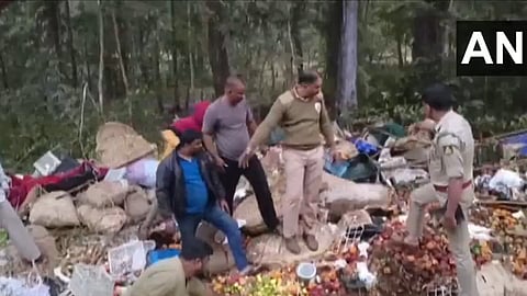 ಸ್ಥಳದಲ್ಲಿ ಪರಿಶೀಲನೆ ನಡೆಸುತ್ತಿರುವ ಪೊಲೀಸರು