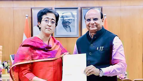 ಎಎಪಿ ನಾಯಕಿ ಅತಿಶಿ ಭಾನುವಾರ ದೆಹಲಿಯ ರಾಜ್ ನಿವಾಸದಲ್ಲಿ ಲೆಫ್ಟಿನೆಂಟ್ ಗವರ್ನರ್ ವಿಕೆ ಸಕ್ಸೇನಾ ಅವರಿಗೆ ರಾಜೀನಾಮೆ ಪತ್ರವನ್ನು ಹಸ್ತಾಂತರಿಸಿದರು.