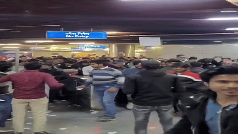 Crowd mass evading fares in Delhi metro station