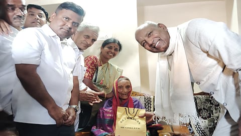 Governor CH Vijayshankar with Bhimavva Shillekyathara