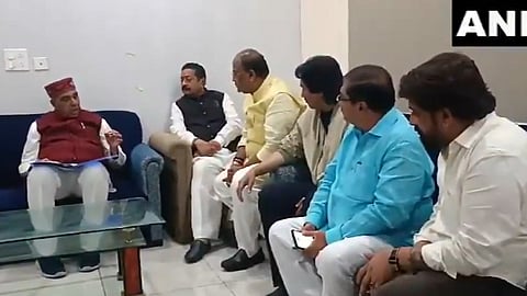 ಜಗದಾಂಬಿಕಾ ಪಾಲ್ ಅವರೊಂದಿಗೆ ಮಾತುಕತೆ ನಡೆಸುತ್ತಿರುವ ಯತ್ನಾಳ್ ಬಣ.