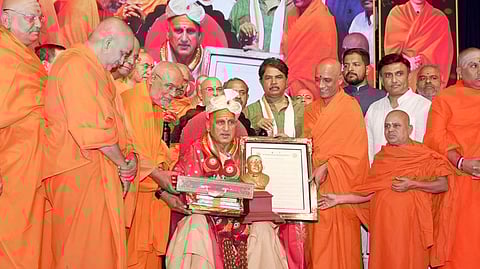 Avadeshanand giri maharaj conferred with Vignatam award by Adichunchana giri matha
