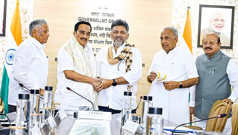 ಕೇಂದ್ರ ಜಲಶಕ್ತಿ ಸಚಿವ ಸಿಆರ್ ಪಾಟೀಲ್ ಅವರನ್ನು ಭೇಟಿ ಮಾಡಿದ ಉಪಮುಖ್ಯಮಂತ್ರಿ ಡಿಕೆ ಶಿವಕುಮಾರ್