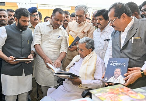 ಪುಸ್ತಕ ಮೇಳದಲ್ಲಿ ಮುಖ್ಯಮಂತ್ರಿ ಸಿದ್ದರಾಮಯ್ಯ