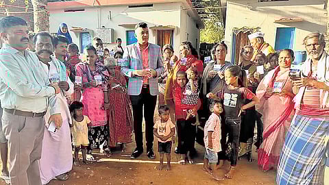 DC MS Divakara distributes VIP passes for Hampi Utsav among pourakarmikas