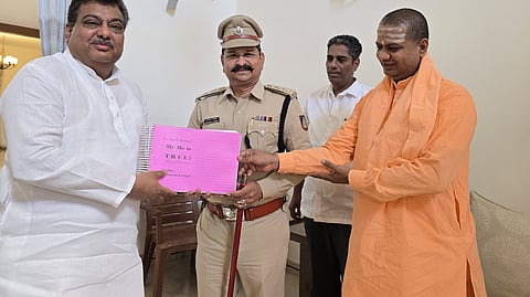 ಕೃತಿಯನ್ನು ಸಚಿವ ಎಂಬಿ.ಪಾಟೀಲ್ ಅವರಿಗೆ ನೀಡಿದ ಅಧಿಕಾರಿ.