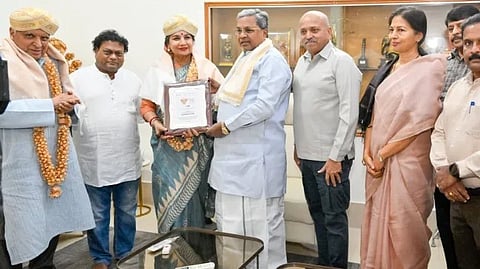 Siddaramaiah presented the Lifetime Achievement Award to veteran actor Shabana Azmi
