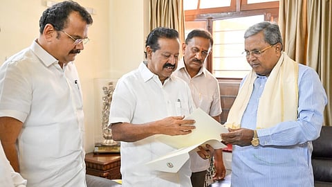 A DMK delegation invites Karnataka Chief Minister Siddaramaiah to the March 22 meeting against delimitation in Chennai, in Bengaluru on Wednesday.