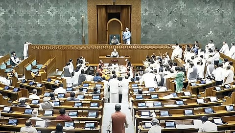 ವಿರೋಧ ಪಕ್ಷದ ಸದಸ್ಯರು ತಮ್ಮ ಆಸನಗಳಿಂದ ಎದ್ದು ಪ್ರತಿಭಟನೆ ನಡೆಸಿದರು.