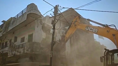 ನಾಗ್ಪುರ ಹಿಂಸಾಚಾರ: ಬುಲ್ಡೋಜರ್ ನುಗ್ಗಿಸಿ ಪ್ರಮುಖ ಆರೋಪಿ ಫಹೀಮ್ ಖಾನ್ ಮನೆ ಕೆಡವಿದ ಫಡ್ನವಿಸ್ ಸರ್ಕಾರ, Video!