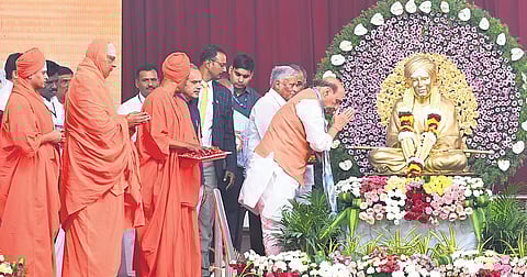 Defence Minister Rajnath Singh, seers from various mutts and others pay tribute to Sri Shivakumara Swamiji of Siddaganga Mutt in Tumakuru on Tuesday.