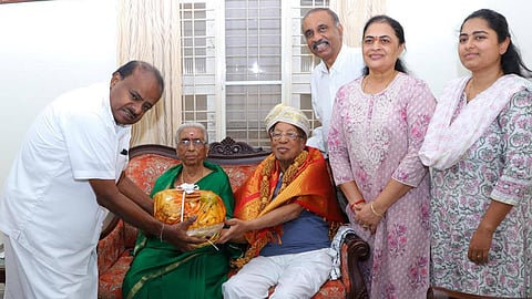 HD Kumarawamy visits ailing veteran journalist Ramaiah