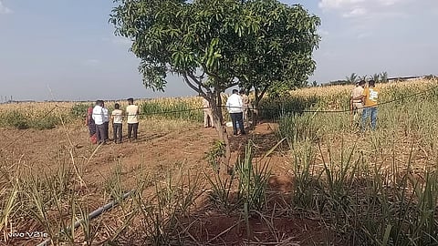 ಮೃತದೇಹ ಪತ್ತೆಯಾಗಿರುವ ಸ್ಥಳದಲ್ಲಿ ಪೊಲೀಸರು.