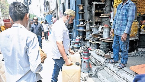 ನೀರಿನ ಬಿಕ್ಕಟ್ಟು: ದೂರು ಕೊಟ್ಟರೂ ಅಧಿಕಾರಿಗಳ ನಿರ್ಲಕ್ಷ್ಯ; BWSSB ಮೌನ, SJP ರಸ್ತೆ ವ್ಯಾಪಾರಸ್ಥರ ಹಿಡಿಶಾಪ