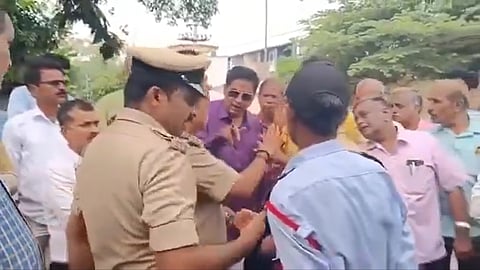 ಬ್ರಾಹ್ಮಣ ಸಂಘಗಳ ಒಕ್ಕೂಟದ ಮುಖಂಡರು ಪೊಲೀಸರೊಂದಿಗೆ ಮಾತಿನ ಚಕಮಕಿ ನಡೆಸುತ್ತಿರುವುದು.