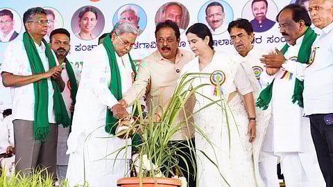 ಬೆಳಗಾವಿಯ ಸುವರ್ಣ ವಿಧಾನಸೌಧದಲ್ಲಿ ನಡೆದ ಕಾರ್ಯಕ್ರಮದಲ್ಲಿ ಮುಖ್ಯಮಂತ್ರಿ ಸಿದ್ದರಾಮಯ್ಯ.