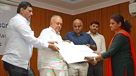 ಪರಿಹಾರ ಚೆಕ್ ವಿತರಿಸುತ್ತಿರುವ ಸಚಿವ ರಾಮಲಿಂಗಾರೆಡ್ಡಿ.