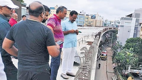 BBMP Chief Commissioner Maheshwar Rao inspects Ejipura flyover work on Friday.