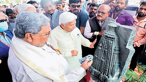 Siddaramaiah examines a sculpture