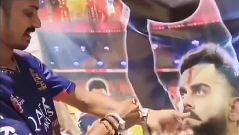 Video: ಕೈ ಕುಯ್ದುಕೊಂಡು ವಿರಾಟ್ ಕೊಹ್ಲಿ ಫೋಟೊ ಮೇಲೆ 'ರಕ್ತ ತಿಲಕ' ಇಟ್ಟ ಅಭಿಮಾನಿ!