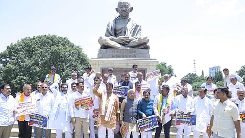 ವಿಧಾನಸೌಧದ ಮುಂದೆ ಬಿಜೆಪಿ ನಾಯಕರ ಪ್ರತಿಭಟನೆ