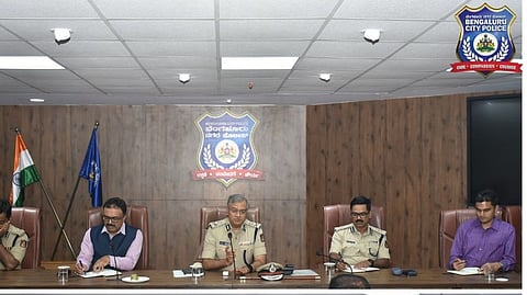 ಅಧಿಕಾರಿಗಳೊಂದಿಗೆ ಸಭೆ ನಡೆಯುತ್ತಿರುವ ನಗರ ಪೊಲೀಸ್ ಆಯುಕ್ತ.