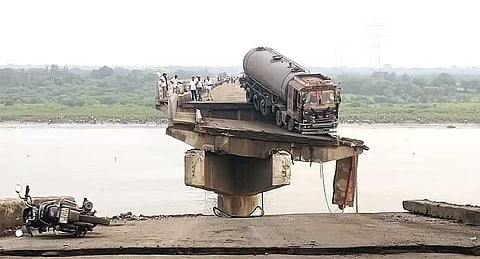Gambhira Bridge connecting Anand and Vadodara collapsed