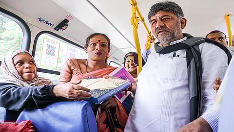ಮಹಿಳೆಯರಿಗೆ ಟಿಕೆಟ್ ವಿತರಿಸಿದ ಡಿಸಿಎಂ ಡಿಕೆ ಶಿವಕುಮಾರ್