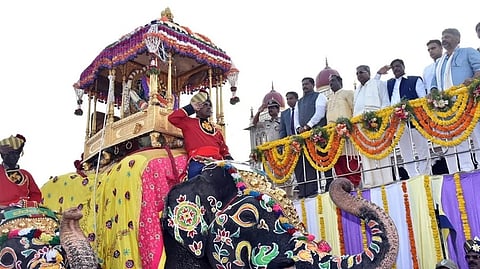 ಸತತ 4ನೇ ಬಾರಿಗೆ 750 ಕೆಜಿ ತೂಕದ ಚಿನ್ನದ ಅಂಬಾರಿ ಹೊತ್ತು ಸಾಗುತ್ತಿರುವ ‘ಅಭಿಮನ್ಯು’