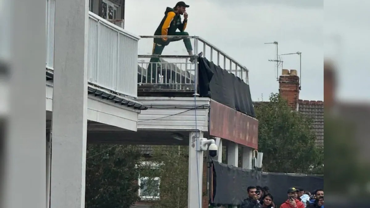 Shahid Afridi Helplessly Watches Indian Players Leave Stadium