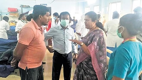 Kolar ADC Mangala along with the tahsildar, visited the hospital and, in the presence of District Surgeon Dr Jagdeesh, interacted with the students.
