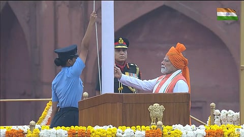 PM Modi hoists national flag at red fort
