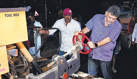 Deputy Chief Minister DK Shivakumar inspects road repair and pothole-filling work in Bagaluru, Yelahanka, late on Monday night.