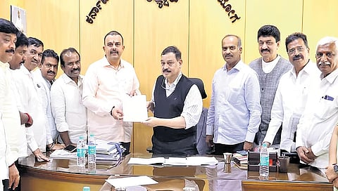 BJP leaders led by MLA V Sunil Kumar submit a memorandum to Backward Classes Commission